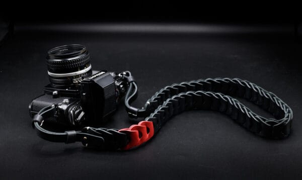 สายคล้องกล้อง Nishikawa S921 Black/Red