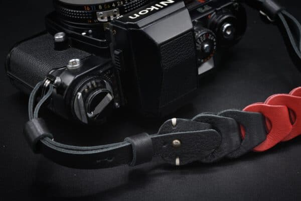 สายคล้องกล้อง Nishikawa S921 Black/Red