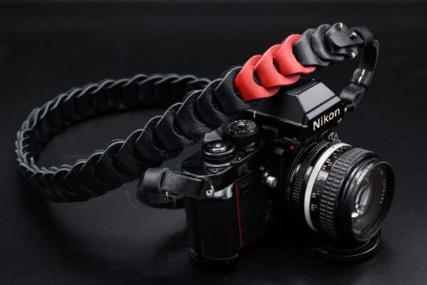 สายคล้องกล้อง Nishikawa S921 Black/Red