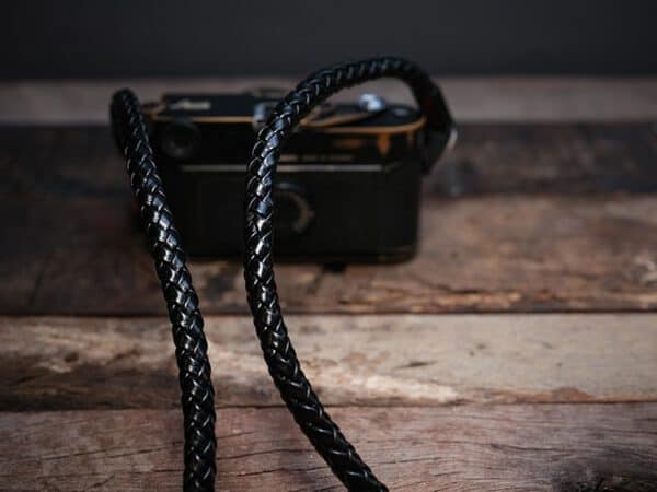 สายคล้องกล้อง Barton Whip Chrome