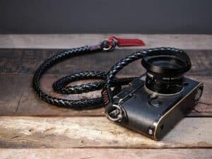สายคล้องกล้อง Barton Whip Chrome สีดำเงา