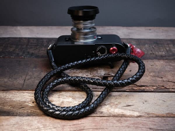 สายคล้องกล้อง Barton Whip Pitch Black