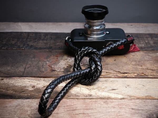 สายคล้องกล้อง Barton Whip Pitch Black