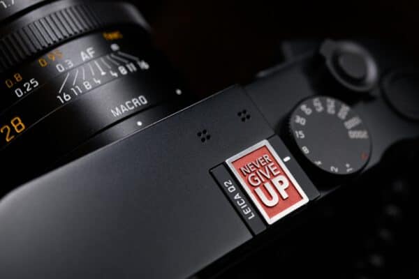 Hot Shoe Cover ตัวปิดช่องแฟลช NEVER GIVE UP สีแดง
