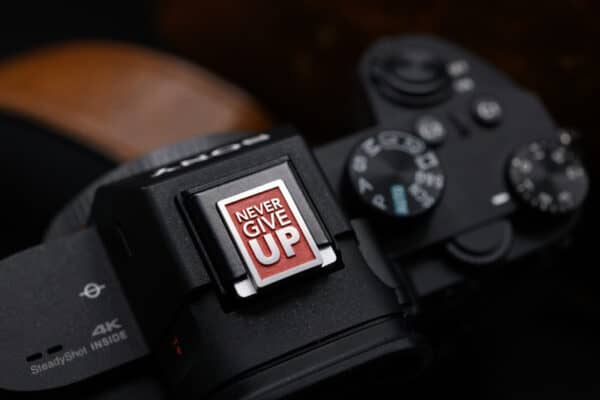 Hot Shoe Cover ตัวปิดช่องแฟลช NEVER GIVE UP สีแดง