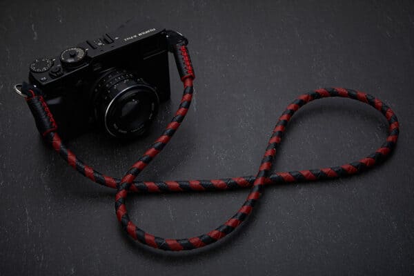สายคล้องกล้อง Next ARAKI Black/Burgundy