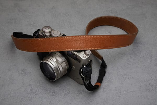 สายคล้องกล้องหนังแท้ Next AVEDON Sand