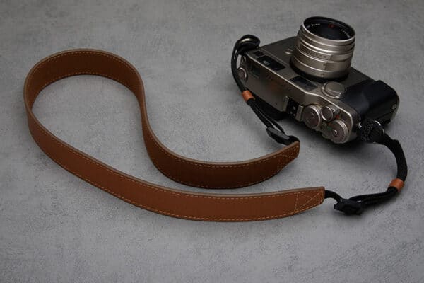 สายคล้องกล้องหนังแท้ Next AVEDON Sand