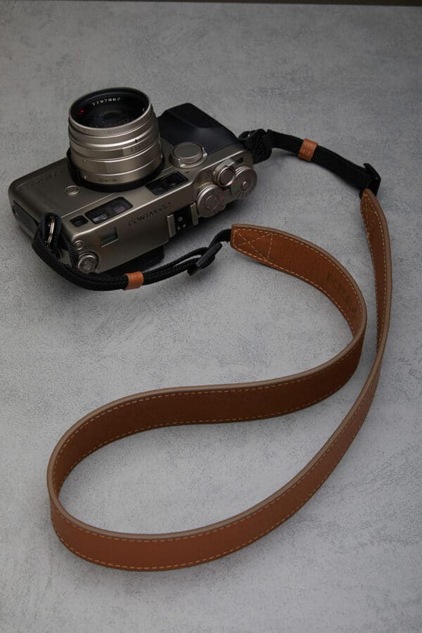 สายคล้องกล้องหนังแท้ Next AVEDON Sand