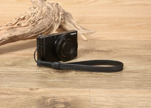 สายคล้องมือกล้องแบบปลายเชือก Tusk Style สีดำ
