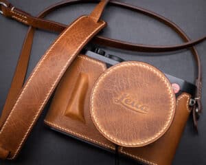 ชุดเคสกล้อง Leica Q2 Kontice Brown พร้อมฝาครอบเลนส์ และ สายคล้องกล้อง สีน้ำตาล รองรับ Leica Q2 QP Q