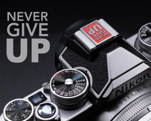 ตัวปิดช่องแฟลช Hot Shoe Cover NEVER GIVE UP สีแดง