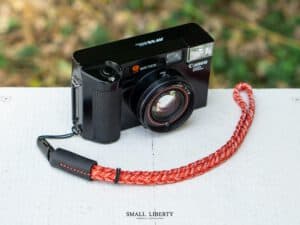 สายคล้องมือปลายเชือก Small Liberty Red White