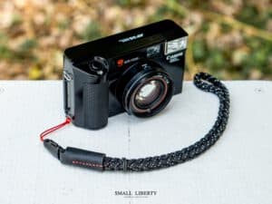สายคล้องมือปลายเชือก Small Liberty Black White