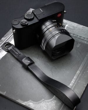 สายคล้องมือกล้อง TAP&DYE Black Leather Camera Wrist Strap