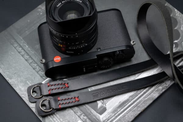 สายคล้องกล้อง TAP&DYE Classic Black Red 107cm