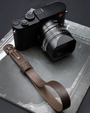 สายคล้องมือกล้อง TAP&DYE Derby Nut Leather Camera Wrist Strap