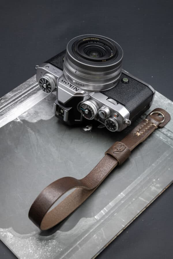 สายคล้องมือกล้อง TAP&DYE Derby Nut Leather Camera Wrist Strap