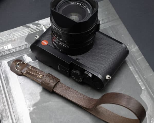 สายคล้องมือกล้อง TAP&DYE Derby Nut Leather Camera Wrist Strap