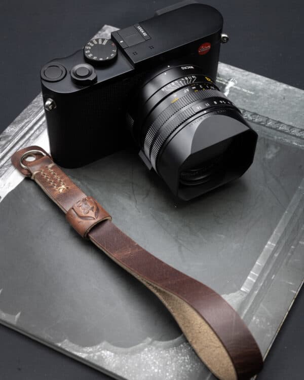 สายคล้องมือกล้อง TAP&DYE Dublin Brown Nut Leather Camera Wrist Strap