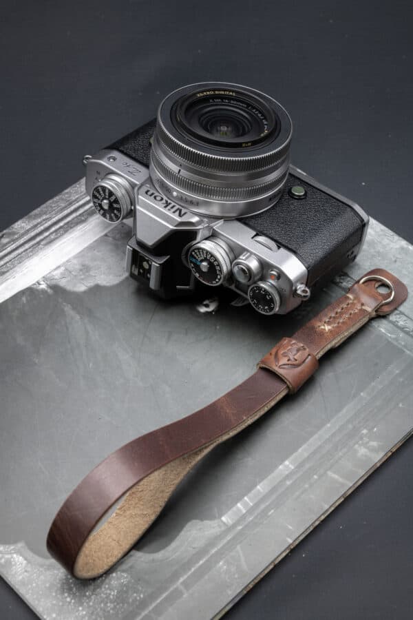 สายคล้องมือกล้อง TAP&DYE Dublin Brown Nut Leather Camera Wrist Strap