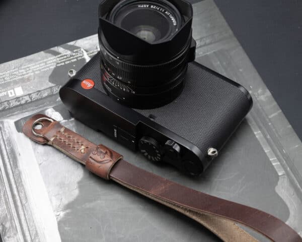 สายคล้องมือกล้อง TAP&DYE Dublin Brown Nut Leather Camera Wrist Strap