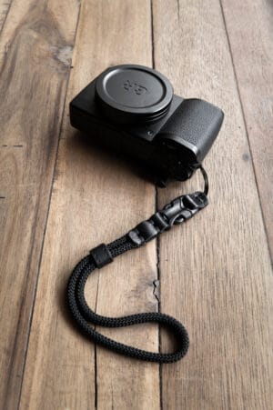 สายคล้องมือกล้องปลายเชือก Tusk Style สีดำ Nylon