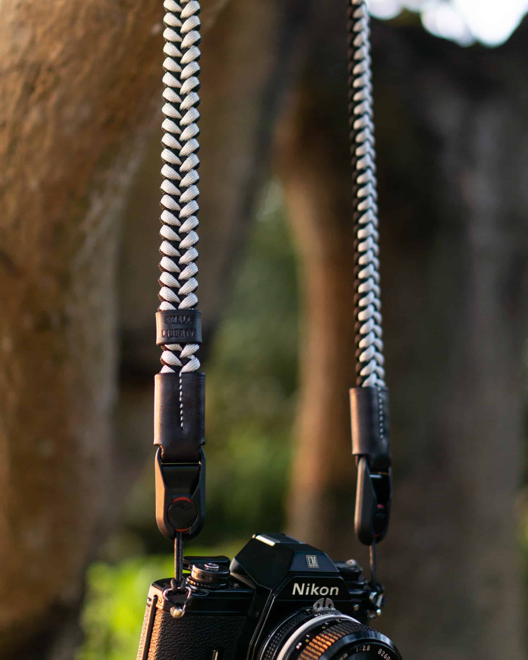 สายคล้องกล้อง Small Liberty Black-White พร้อมหัวต่อ Peak Design
