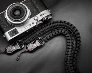 สายคล้องกล้อง Paracord Black เส้นแบน พร้อมหัวต่อ Peak Design จาก Braided by Hand