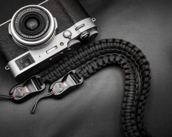 สายคล้องกล้อง Paracord Black เส้นแบน พร้อมหัวต่อ Peak Design จาก Braided by Hand