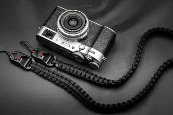 สายคล้องกล้อง Paracord Black เส้นแบน พร้อมหัวต่อ Peak Design จาก Braided by Hand