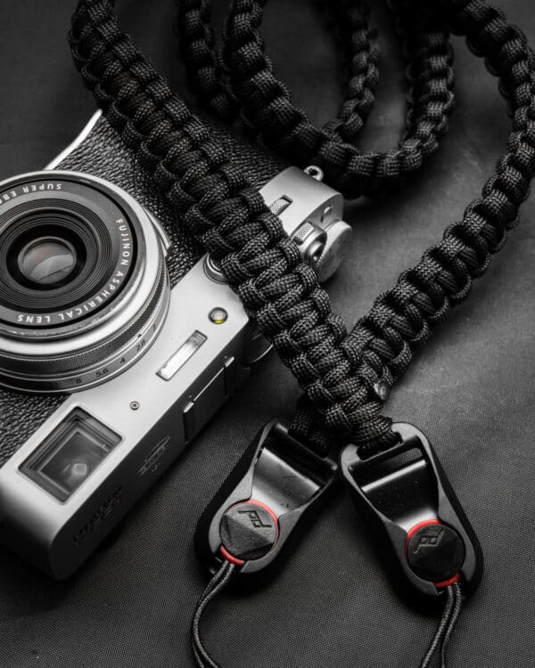 สายคล้องกล้อง Paracord Black เส้นแบน พร้อมหัวต่อ Peak Design จาก Braided by Hand