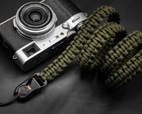 สายคล้องกล้อง Paracord Olive เส้นแบน พร้อมหัวต่อ Peak Design จาก Braided by Hand