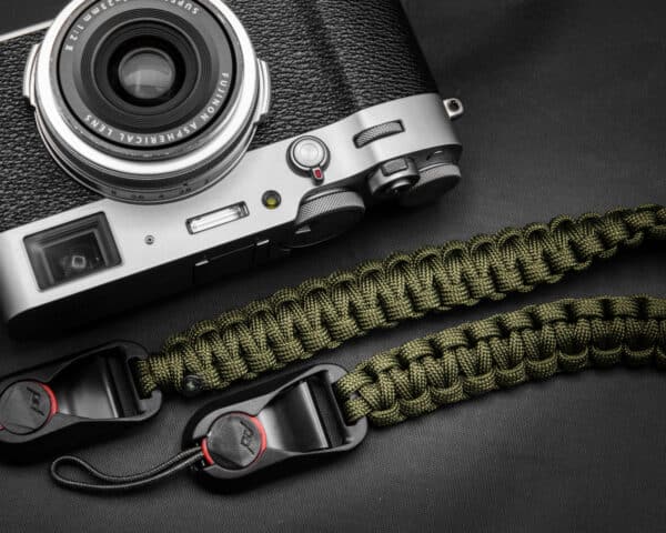 สายคล้องกล้อง Paracord Olive เส้นแบน พร้อมหัวต่อ Peak Design จาก Braided by Hand