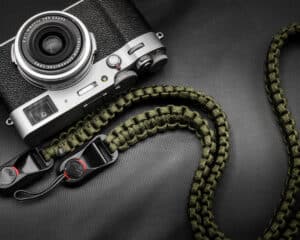 สายคล้องกล้อง Paracord Olive เส้นแบน พร้อมหัวต่อ Peak Design จาก Braided by Hand