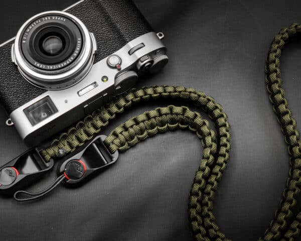 สายคล้องกล้อง Paracord Olive เส้นแบน พร้อมหัวต่อ Peak Design จาก Braided by Hand