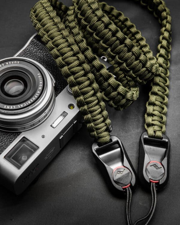 สายคล้องกล้อง Paracord Olive เส้นแบน พร้อมหัวต่อ Peak Design จาก Braided by Hand