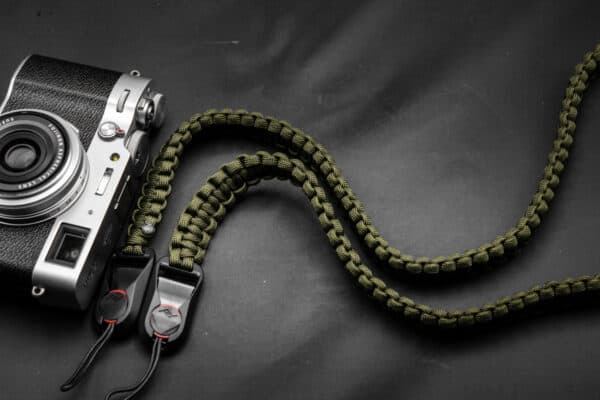 สายคล้องกล้อง Paracord Olive เส้นแบน พร้อมหัวต่อ Peak Design จาก Braided by Hand