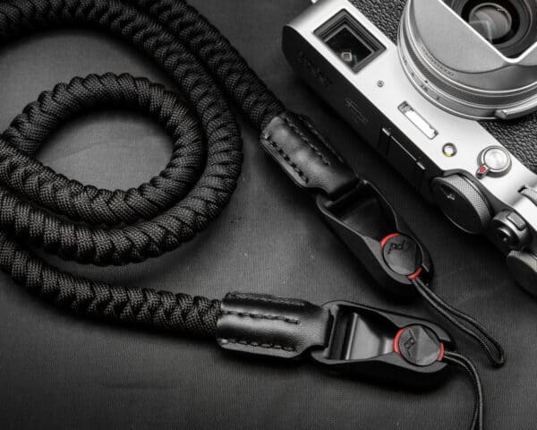 สายคล้องกล้อง Paracord Black เส้นกลม พร้อมหัวต่อ Peak Design จาก Braided by Hand
