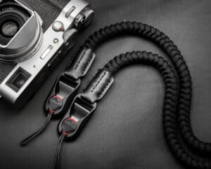 สายคล้องกล้อง Paracord Black เส้นกลม พร้อมหัวต่อ Peak Design จาก Braided by Hand