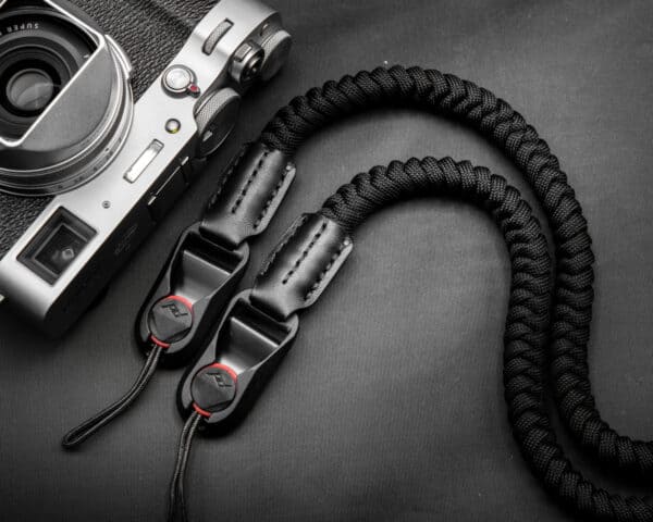 สายคล้องกล้อง Paracord Black เส้นกลม พร้อมหัวต่อ Peak Design จาก Braided by Hand