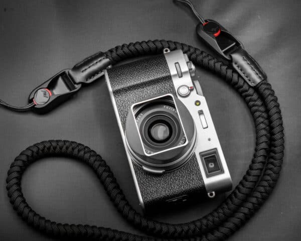 สายคล้องกล้อง Paracord Black เส้นกลม พร้อมหัวต่อ Peak Design จาก Braided by Hand