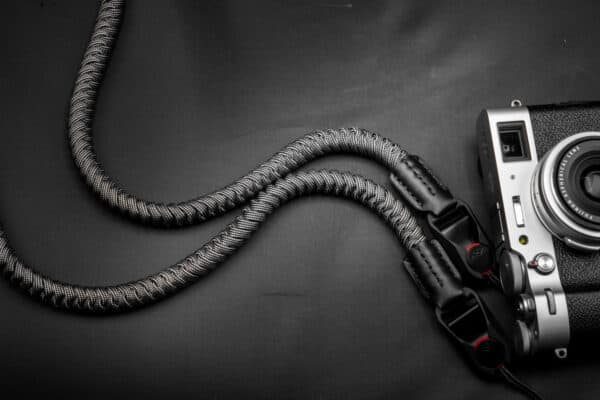 สายคล้องกล้อง Paracord Gray เส้นกลม พร้อมหัวต่อ Peak Design จาก Braided by Hand
