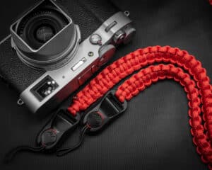 สายคล้องกล้อง Paracord Red เส้นแบน พร้อมหัวต่อ Peak Design จาก Braided by Hand