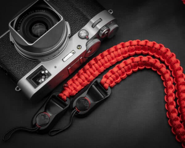 สายคล้องกล้อง Paracord Red เส้นแบน พร้อมหัวต่อ Peak Design จาก Braided by Hand