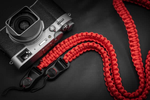 สายคล้องกล้อง Paracord Red เส้นแบน พร้อมหัวต่อ Peak Design จาก Braided by Hand