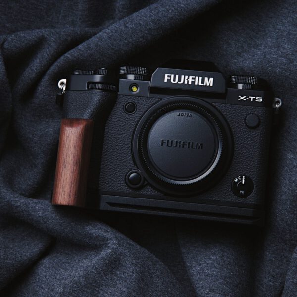 กริปไม้ FUJI XT5 Walnut Hand Grip จาก King