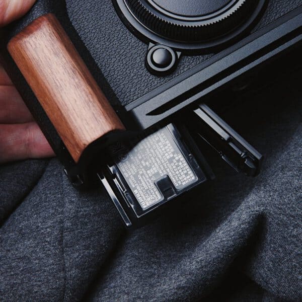 กริปไม้ FUJI XT5 Walnut Hand Grip จาก King