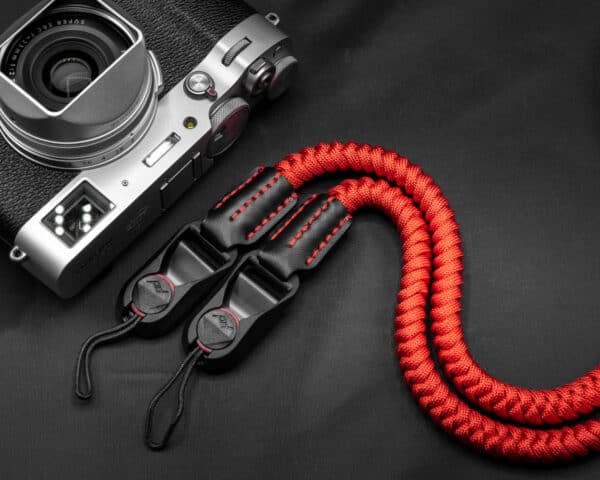 สายคล้องกล้อง Paracord Red เส้นกลม พร้อมหัวต่อ Peak Design จาก Braided by Hand