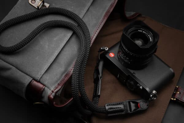 สายคล้องกล้องเชือก สีดำ Black พร้อมหัวต่อ Peak Design จาก ProudLone